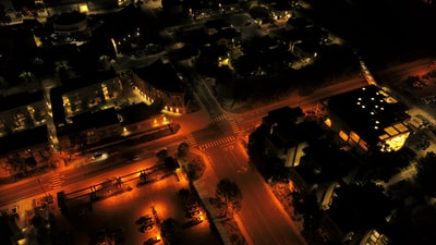 航空摄影灯打开的晚上在街道和建筑
